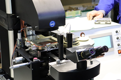 АО «НПП «ЭСТО» успешно поставило и запустило зарубежную установку совмещения и экспонирования в Новосибирский научно-исследовательский институт